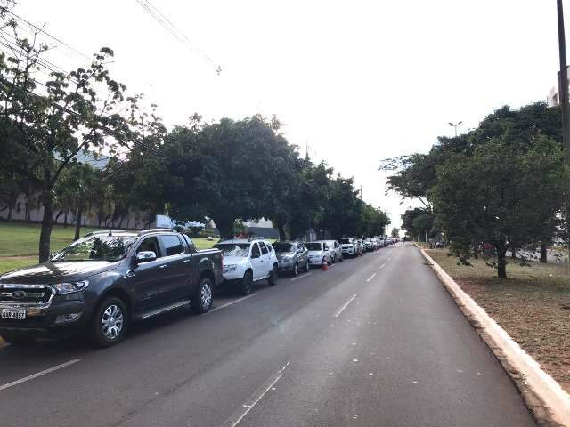 &quot;Cinquent&otilde;es&quot; madrugam na fila de imuniza&ccedil;&atilde;o contra covid neste s&aacute;bado