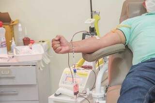 Homem durante doação de sangue no Hemosul, em Campo Grande; (Foto: Arquivo)