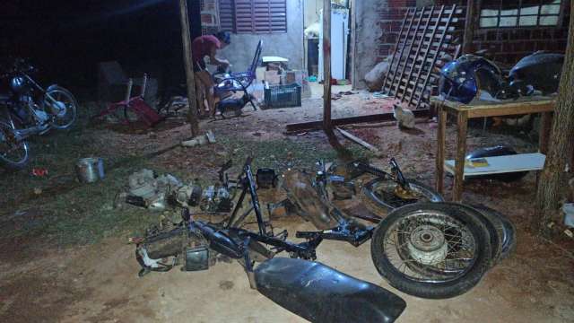 PM prende tr&ecirc;s e flagra casa usada para desmanche de motos no Jd. Sumatra