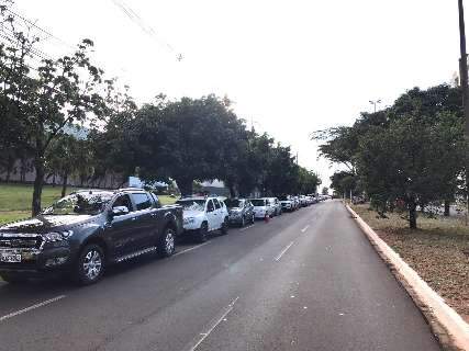 &quot;Cinquent&otilde;es&quot; madrugam na fila de imuniza&ccedil;&atilde;o contra covid neste s&aacute;bado