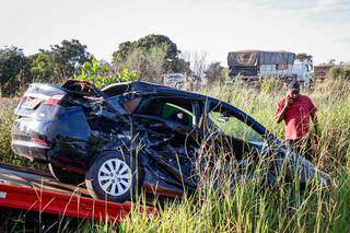 Carro da família ficou destruído após colisão com carreta (Foto: Henrique Kawaminami)