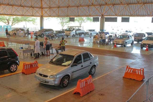 Com chuva fraca, domingo de &quot;repescagem&quot; para vacina&ccedil;&atilde;o come&ccedil;a tranquilo