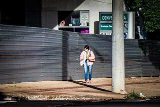 Mulher anda no sol para se aquecer. Cena deve se repetir nesta segunda (Foto: Arquivo)