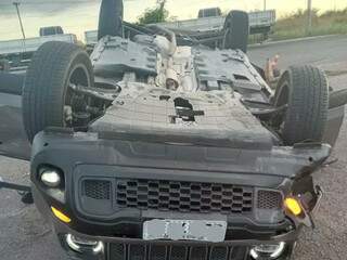 Motorista perdeu controle de veículo Jeep Renagate, que capotou. (Foto: Da Hora Bataguassu)