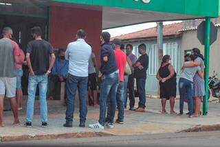 Familiares e amigos estavam bastante abalados durante o velório do adolescente que aconteceu neste domingo (25), na Moreninha II. (Foto: Marcos Maluf).