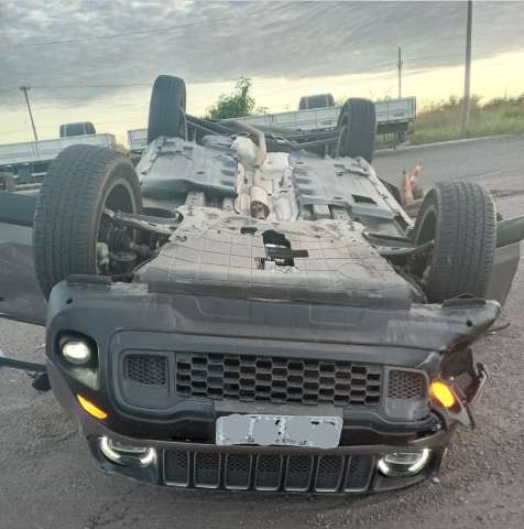 Motorista perde controle de carro, Jeep capota e passageira fica em estado grave