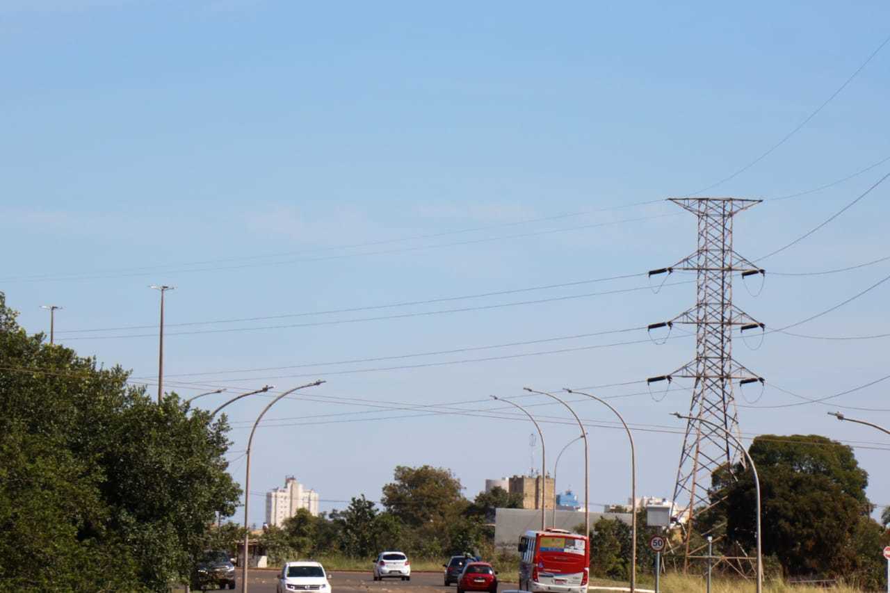 Manhã de sábado em Campo Grande, na avenida Ministro João Arinos. (Foto: Henrique Kawaminami)