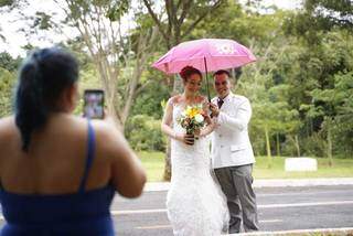 Nem uma chuvinha fraca atrapalhou o matrimônio; além do próprio casal, os únicos presentes eram o fotógrafo e uma amiga vizinha (Foto: Bruno Garcia)