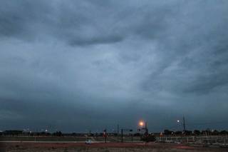 Domingo ser&aacute; de c&eacute;u nublado com pancadas de chuva isoladas