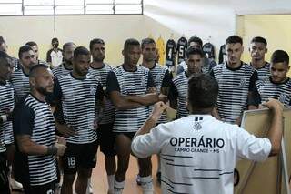 Jogadores do Galo ouvem instruções antes de jogo (Foto: Rodrigo Moreira/Operario FC/Divulgação)