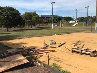 Equipamentos para manobras de skate totalmente destruídos (Foto: Direto das Ruas)