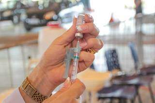 Dose de vacina contra covid sendo retirada do frasco. (Foto: Marcos Maluf)