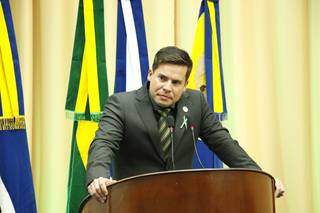 Vereador Diogo Castilho (DEM) durante fala na Câmara de Dourados. (Foto: Divulgação)