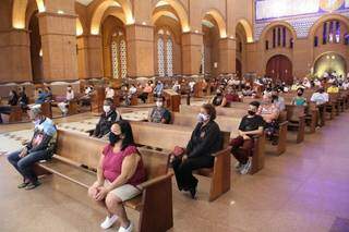 Interior da basílica de Aparecida, em seu novo formato na pandemia, atrai milhares de pessoas de várias partes do Brasil (Foto: Reprodução)