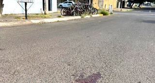 Marcas de sangue ficaram pelo asfalto (Foto: Anderson Gallo / Diário Corumbaense) 