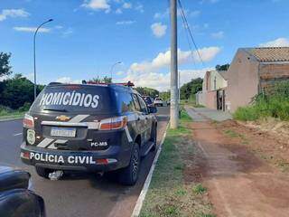 Viatura da Polícia Civil no lugar em que Emerson foi achado morto. (Foto: Ana Beatriz Rodrigues)