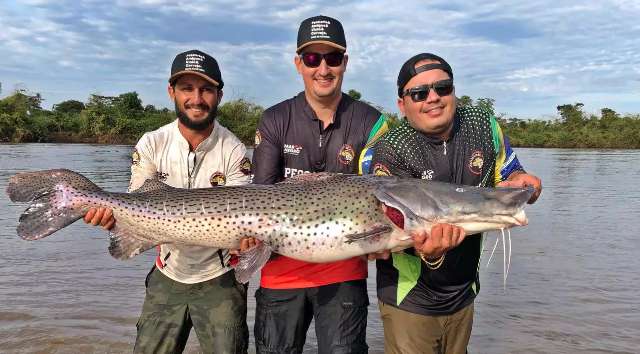 Pescador amador captura pintado de cerca de 1,70 m e 50 quilos em rio de MS