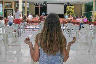 Fiel durante celebração em igreja da Capital. (Foto: Silas Lima) 