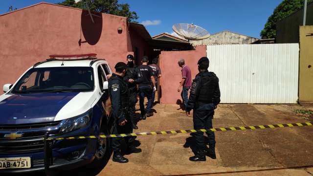 Ap&oacute;s receber amigos, homem &eacute; encontrado morto em quarto de quitinete
