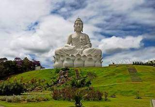 O Buda gigante de Ibiraçu, no Espírito Santo, é uma referência importante do zen-budismo no Brasil (Foto: Marina Machado/Agência Buzz Me/Reprodução)