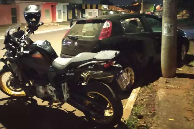 Durante fuga, ladr&atilde;o avan&ccedil;a em policiais e bate em poste com carro furtado