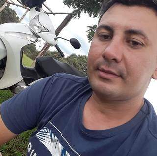 Rogério Figueiredo Loureiro e ao fundo a moto, que ainda não foi encontrada (Foto: Reprodução)
