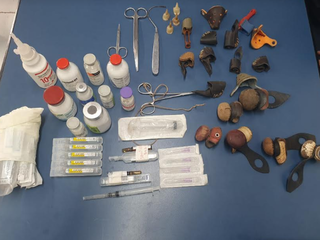 Seringas e remédios usados para tratamento dos ferimentos dos galos (Foto: dviulgação / PMA)