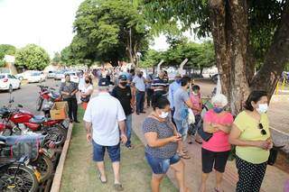 Idosos esperam na fila por vacina contra a covid-19 em Campo Grande (Foto: Kísie Ainoã/Arquivo)
