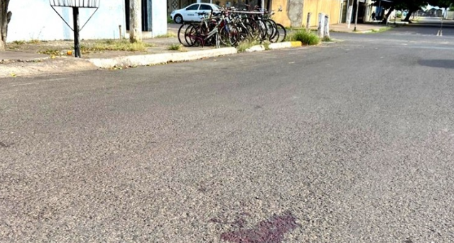 Jovem que foi baleado na cabe&ccedil;a em frente de casa morre na Santa Casa 