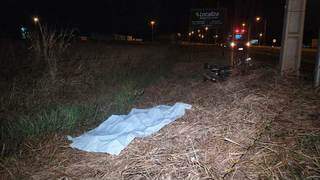 Corpo de motociclista e veículo próximos de poste onde ocorreu acidente (Foto: Márcio Rogério/Nova News)