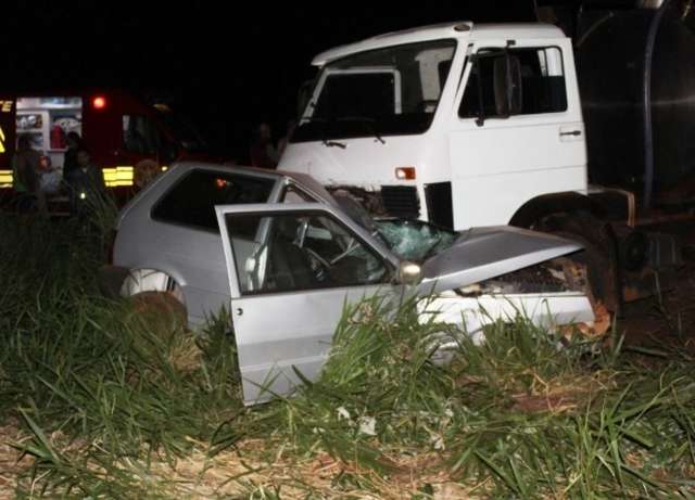 Idoso morre ap&oacute;s bater de frente com caminh&atilde;o carregado com leite 