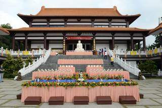 Fachada do Templo Zu Lai, principal destino  dos seguidores da filosofia budista no Brasil, lugar de meditação e reflexão (Foto: Reprodução)