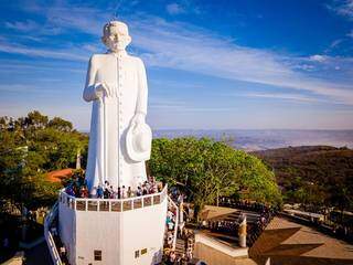 Com 25 metros de altura, a estátua do Padre Cícero, considerado santo pelos nordestinos, é uma das principais atrações turísticas de Juazeiro do Norte, no Ceará (Foto: Reprodução)