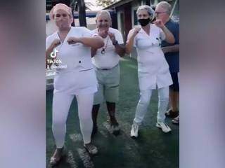 Equipe de cuidadores de idosos faz dancinha ao lado dos pacientes (Foto: Reprodução/TikTok)