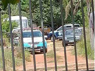 Moradores flagraram o momento em que Polícia Militar e Ambiental chegaram na casa neste domingo (25). (Foto: Direto das Ruas)