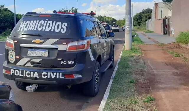 Horas depois de marido ser preso, cabeleireiro &eacute; encontrado morto em quitinete