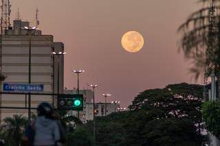 Pouco antes das 6h, lua ainda aparecia no céu da Capital (Foto: Henrique Kawaminami)