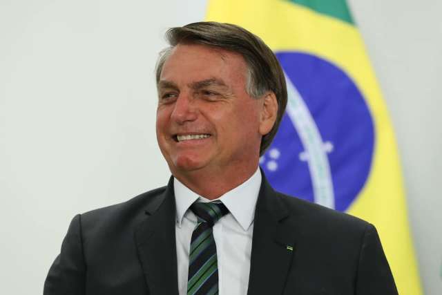 Bolsonaro assina MP que permite &agrave;s empresas reduzir jornada e sal&aacute;rios