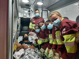 Mãe, filha e equipe da CCR após realização do parto na BR-163. (Foto: Divulgação/CCR)