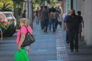 Moradores caminham pelas ruas de Campo Grande nesta manhã; cidade confirmou quase 2,4 mil mortes por covid-19 (Foto: Marcos Maluf)