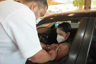Mulher recebe vacina em dia que grávidas foram priorizadas na vacinação em Campo Grande (Foto: Marcos Maluf/arquivo)