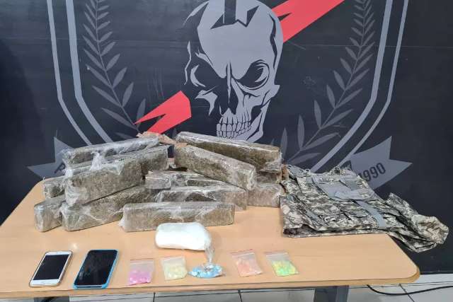 Homem &eacute; preso e menor apreendido com ecstasy, maconha e coca&iacute;na em carro alugado