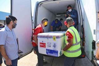 Imagem da primeira remessa de vacinas que chegou ao Estado em janeiro. (Foto: paulo Francos/Arquivo)