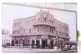Fotografia do imóvel no Centro de Campo Grande em 1944, com farmácia no térreo. (Foto: Reprodução)