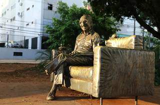 Estátua do poeta Manoel de Barros sem o pé esquerdo arrancado (Foto: Kísie Ainoã)