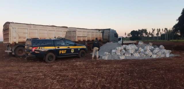 Maconha avaliada em R$ 3 milh&otilde;es &eacute; encontrada sob carga de calc&aacute;rio 