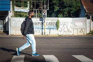 Com máscara de proteção contra a covid-19, homem caminha por rua de Campo Grande (Foto: Henrique Kawaminami/Arquivo)