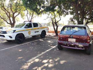 O carro que tem plaas do Paraguai foi levado para a Defurv (Delegacia Especializada de Repressão aos Crimes de Furtos de Veículos) que irá investigar o caso. (Foto: Divulgação Detran)