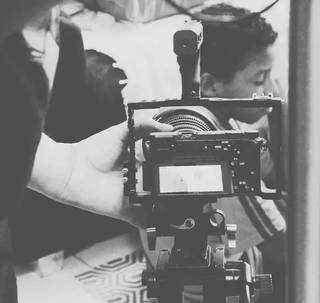 Aos 10 anos, menino Vítor atrás da câmera durante produção do curta &#34;As Invenções de Akins&#34; (Foto: Arquivo Pessoal)