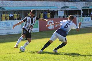 Com gol nos acr&eacute;scimos, Galo vence o Costa Rica e assume a lideran&ccedil;a